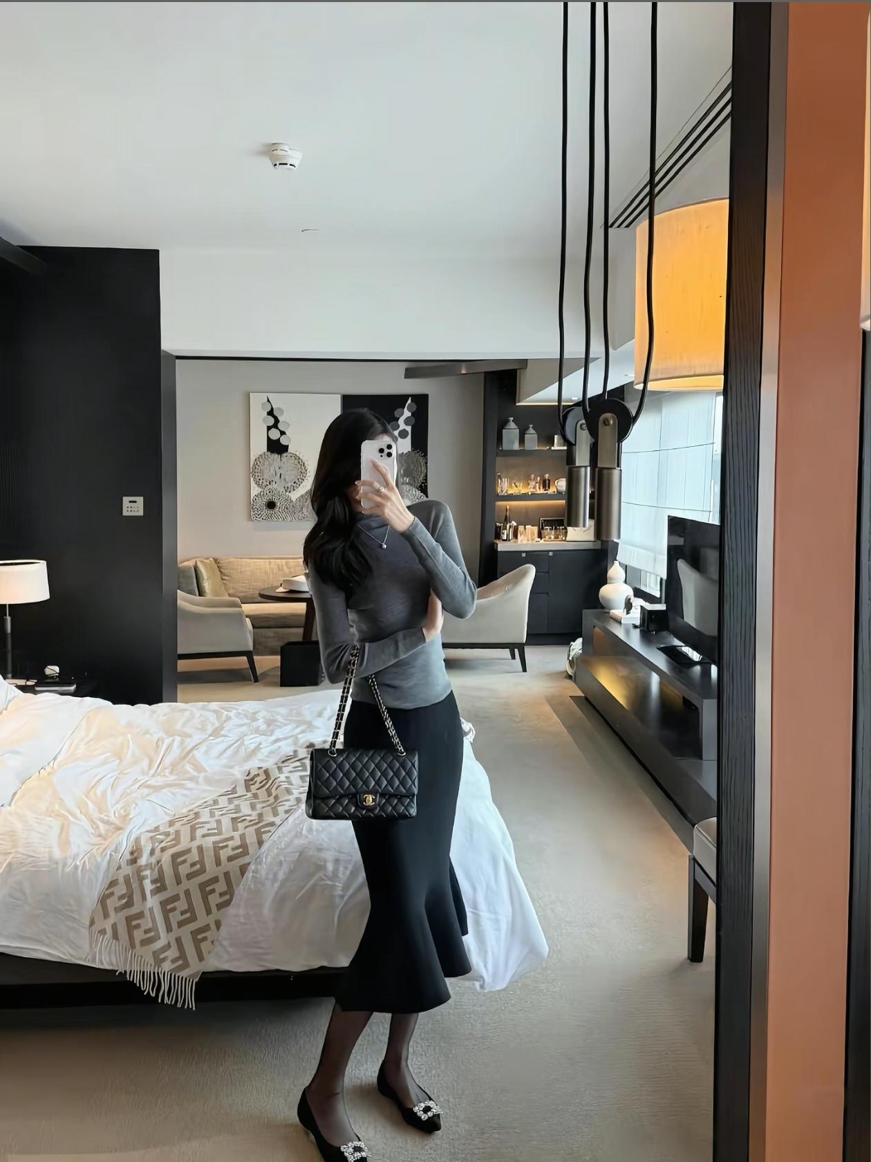 时尚穿搭指南：优雅黑白配，尽显都市女性魅力