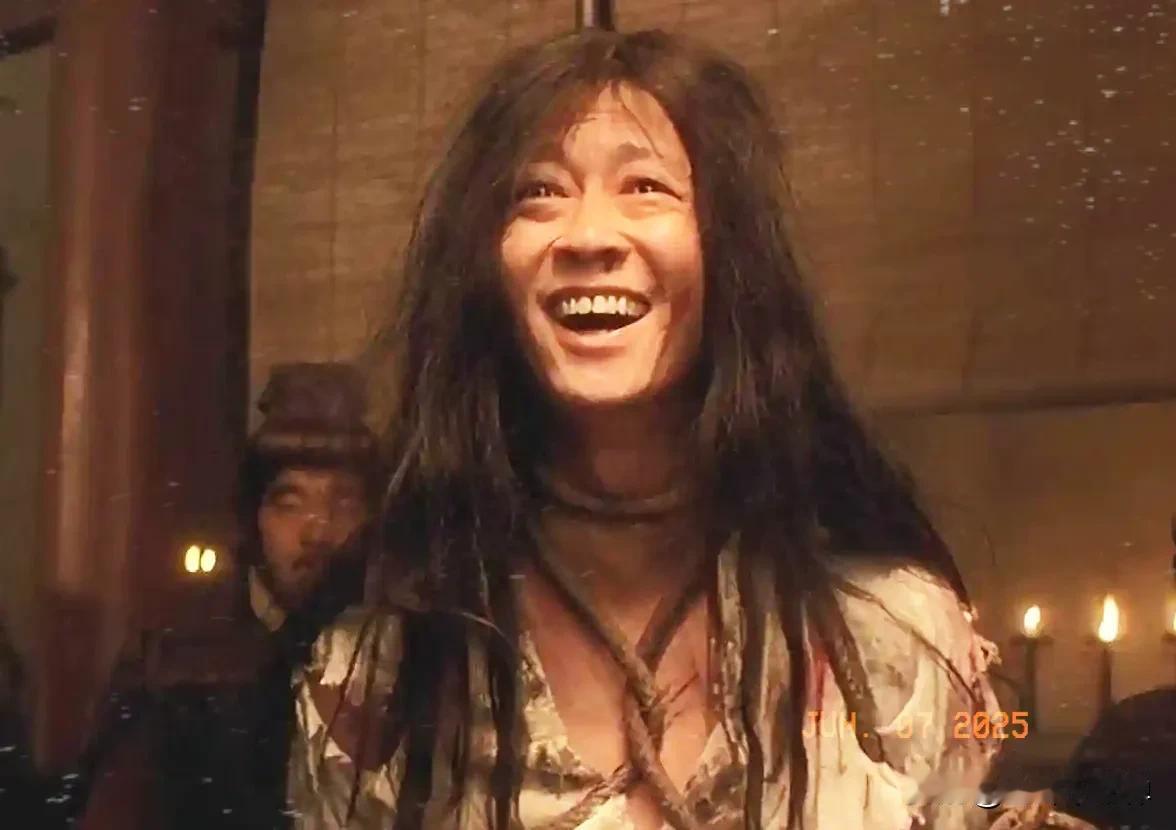 公元前238年，22岁的秦王嬴政当着生母赵姬的面，命人将两个亲弟弟装进麻袋，当场