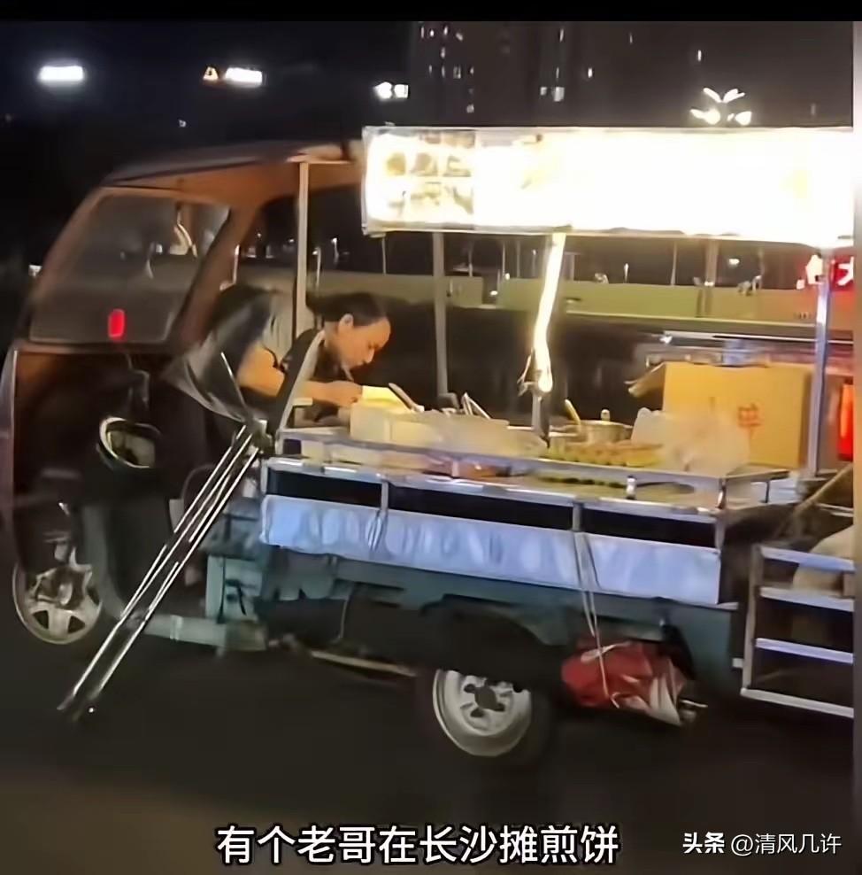 残疾小伙四处摆摊为生，男子买煎饼当场转账一万元！小伙发现后以为男子转错了，要退给