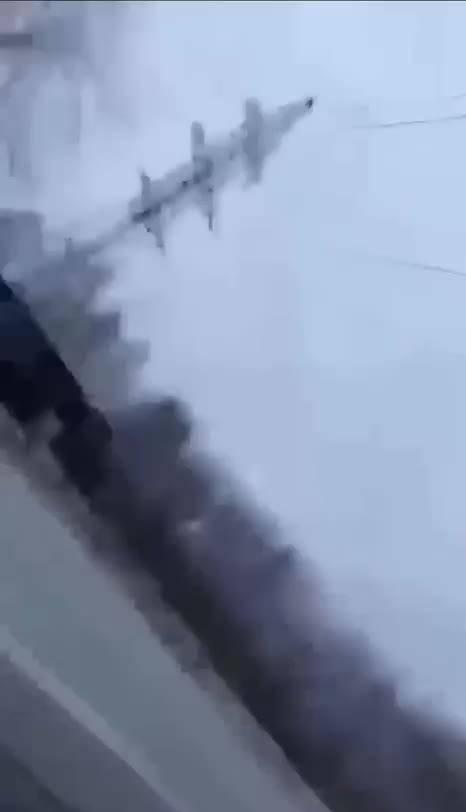 至少五架乌克兰自杀式无人机袭击了莫斯科州的沙图拉热电站。
视频画面记录下了 FP