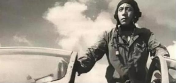 1990年，中国飞行员王宝玉开着飞机叛逃苏联，苏联答应送他去美国，然后给王宝玉戴