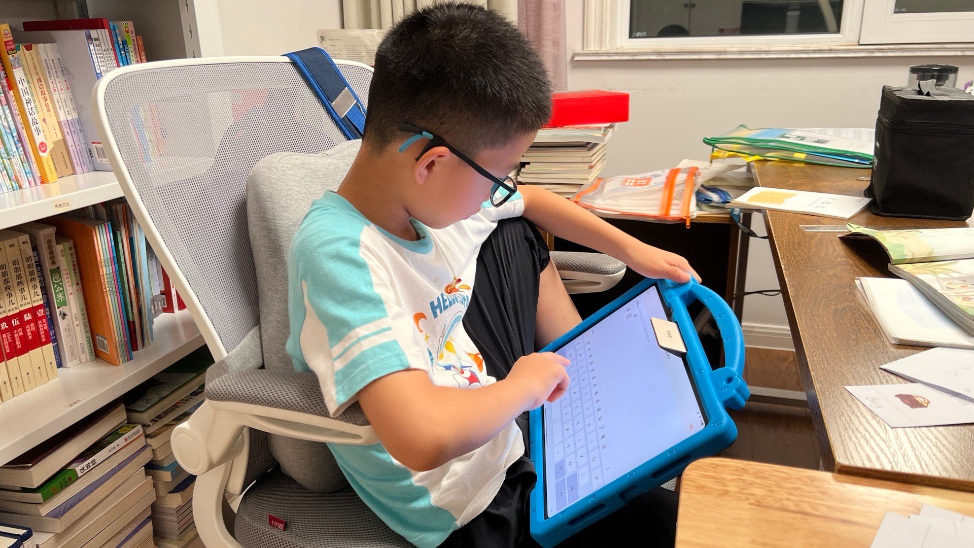 态度挺好，自己往学习机里添额外的词语呢。瞄一眼，好多不会默哈哈哈[二哈] ​​​