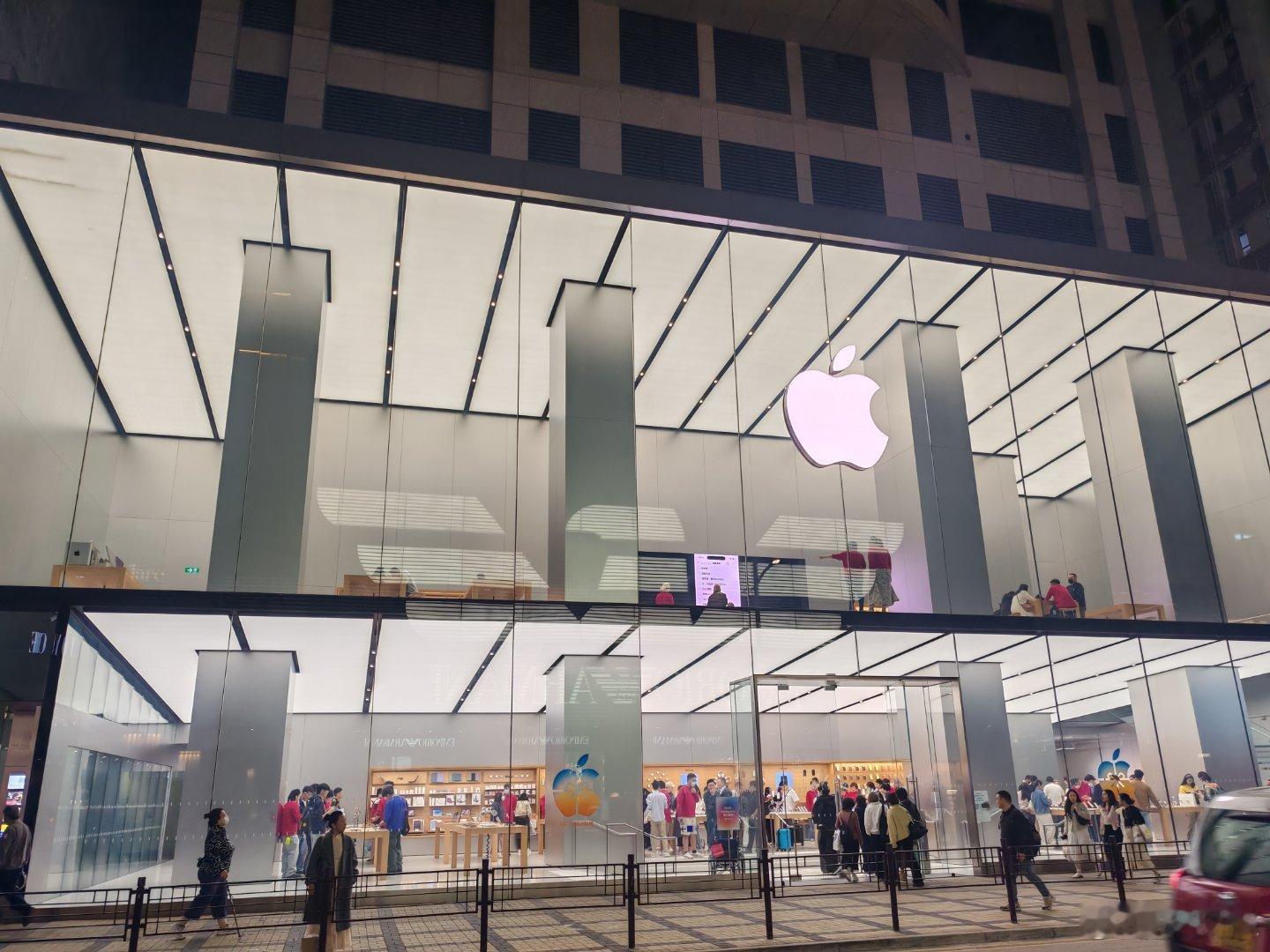 今年iPhone17系列无论线上还是线下都卖爆了，香港苹果手机店人依然很多！科技