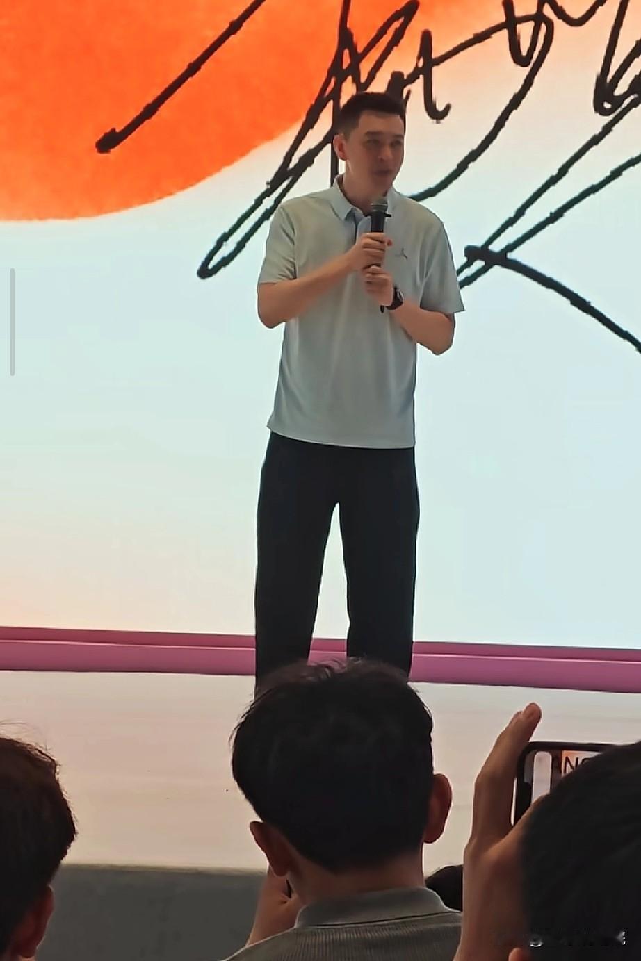 杨鸣指导又来哈尔滨，这是他一个月内第四次来到哈尔滨参加活动。

杨鸣指导啥也不说