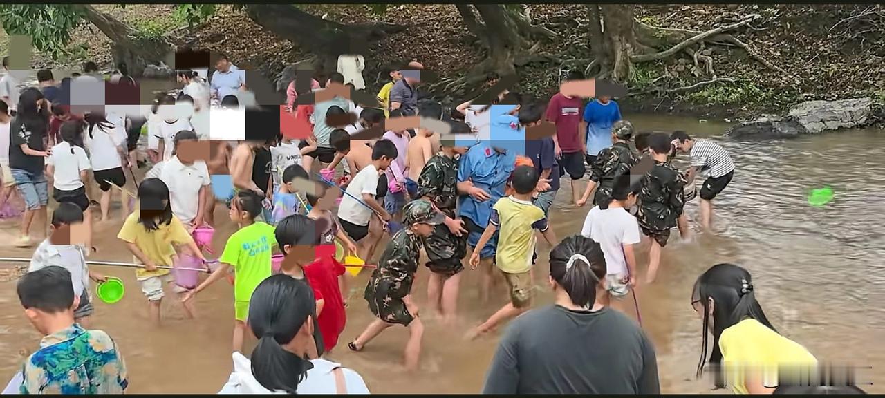各位家长请注意！十足的危险！极易发生溺亡事故。俗话说水电是无毛的老虎🐯，这可是