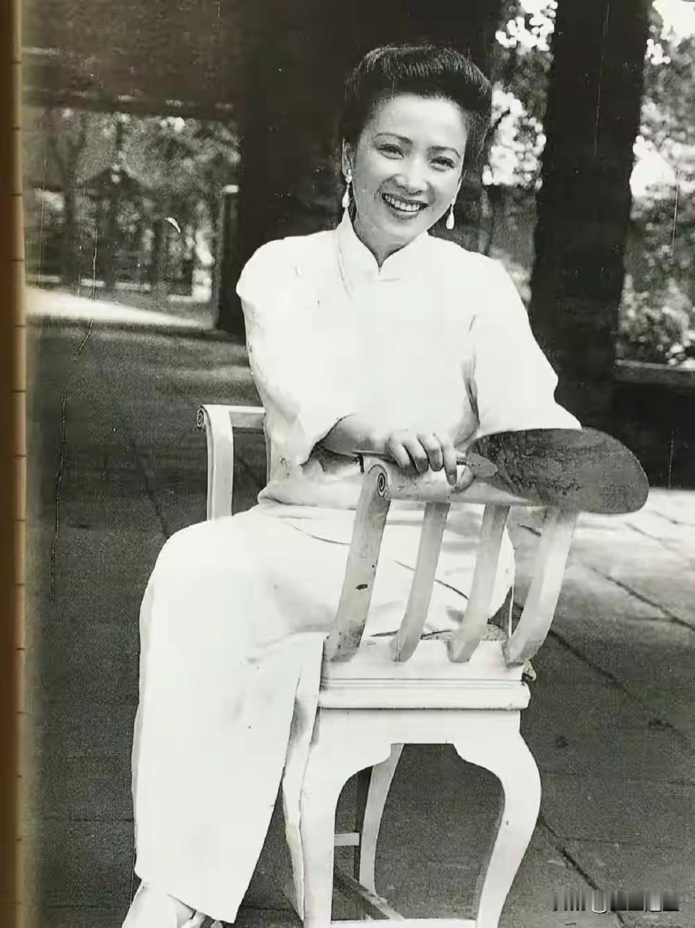 那些美丽造型衬得何晴人比花娇。不得不说，她那代艺人表情管理很到位，看她们演戏就是