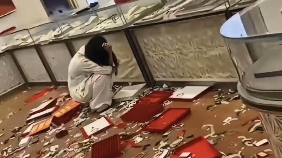 女子商场发飙砸玉器店：看看能不能“刑”？
 
女子商场发飙砸玉器店! 前几天网上
