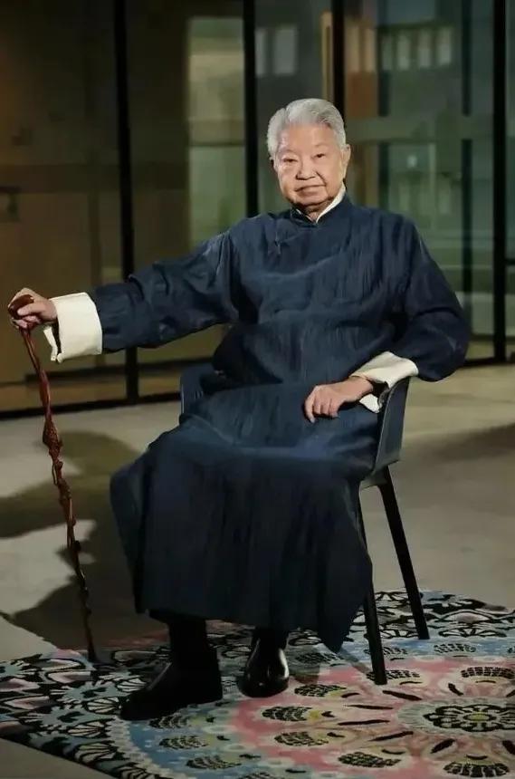 蔡澜走了
其实原本有些无感
毕竟香港四大才子
除了金庸
因为年少时看了他的武侠小