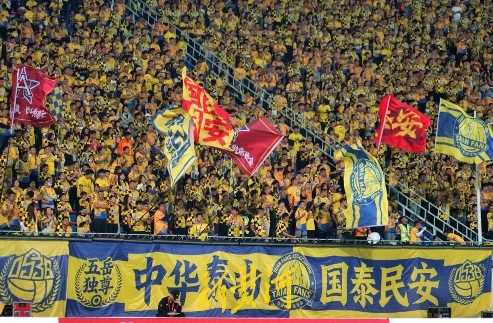 4月18日晚，泰安泰山体育场。泰安泰山城建队与首次组队出征的青岛青春队踏入草坪，