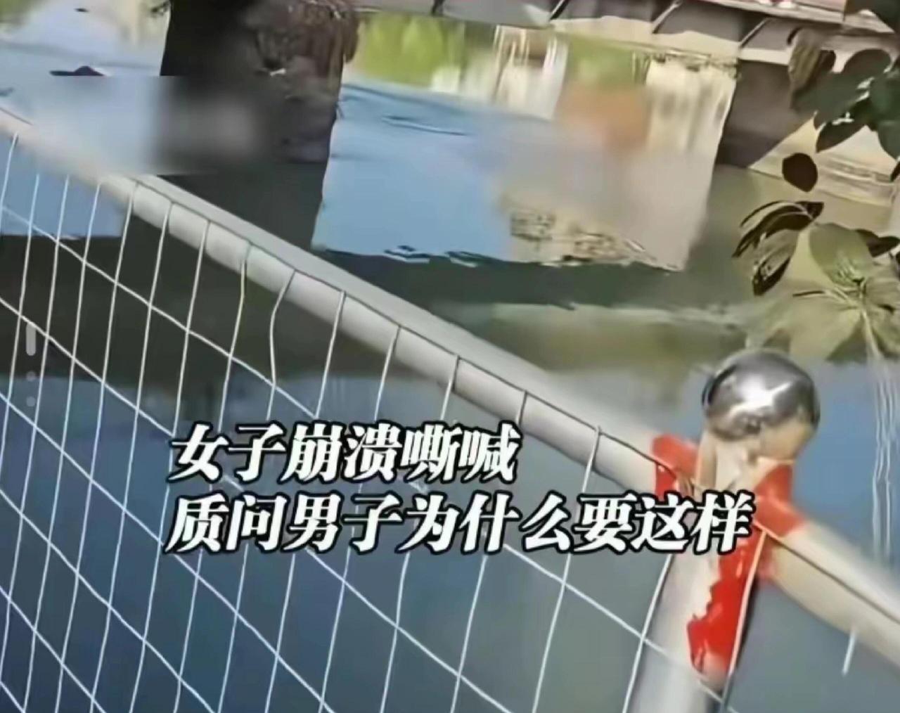 2月22日下午，潮州某大桥上发生了让人揪心的一幕。一对夫妻骑着电动车停在桥上，争