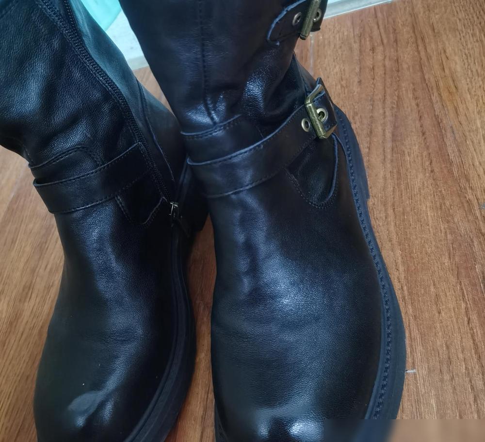 走路回来，老公说你脱了鞋，我看看你的脚。我想，脚有什么好看的呢。

其实就是今天