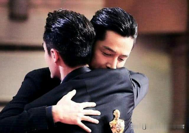 今天路上偶遇一位从前的同事，隔着几步远，两人同时怔了一下，随即眼里都浮起笑意。