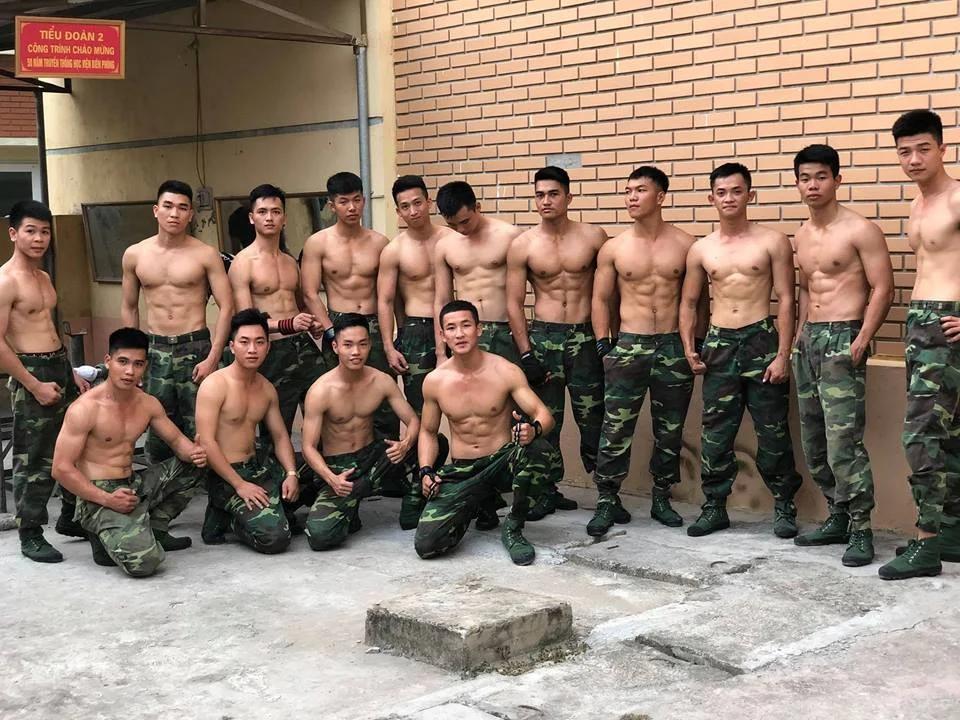 展示肌肉的越军士兵