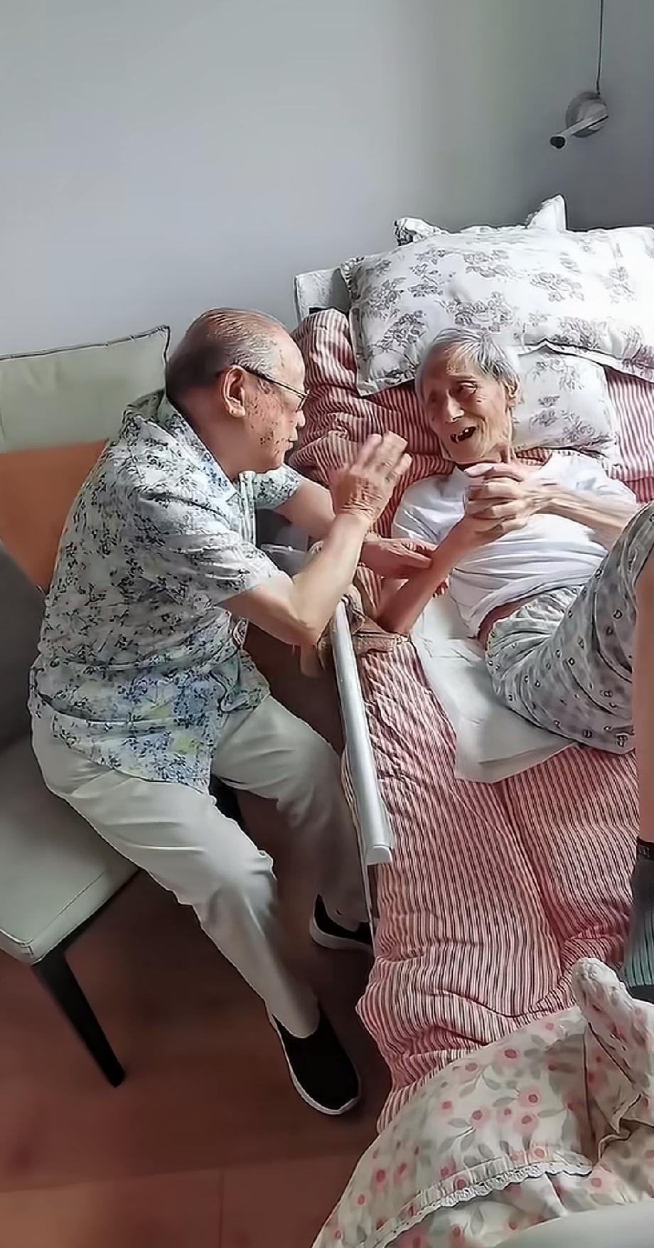 86岁的魏文亮探望91岁的田立禾。
田立禾老爷子因为肋骨骨裂在家养病，两个老头见
