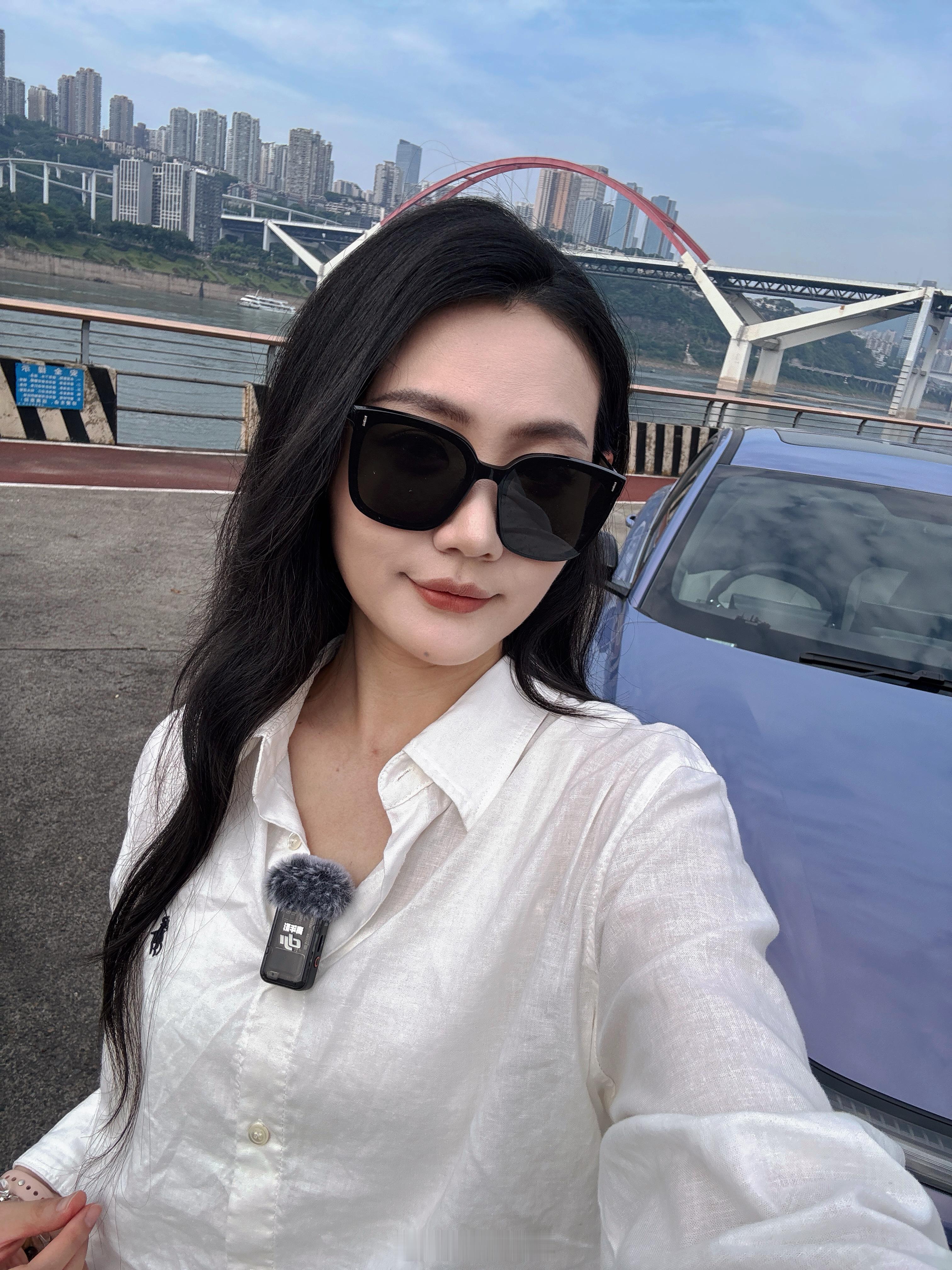 重庆是真的晒，太阳下站了五分钟跟洗了澡似的最近天天早班机，睡眠也不够，后天出发拉