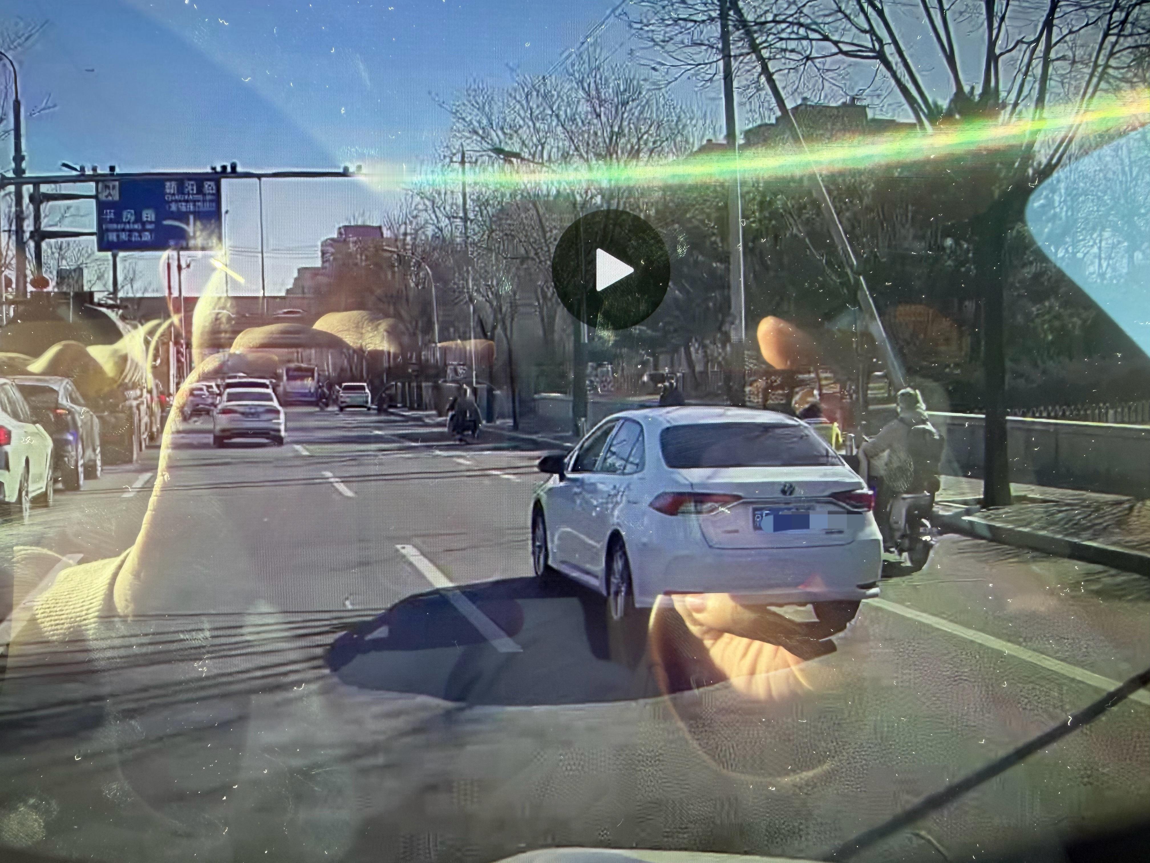 今早我开车右转后要并道最左侧车道，由于车流很急，我就停了几秒钟，挡住后面的网约车