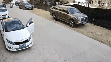 说说呗？
有人说三轮车全责，他是故意的；有人说路边停车时不能开着门，白车全责，你