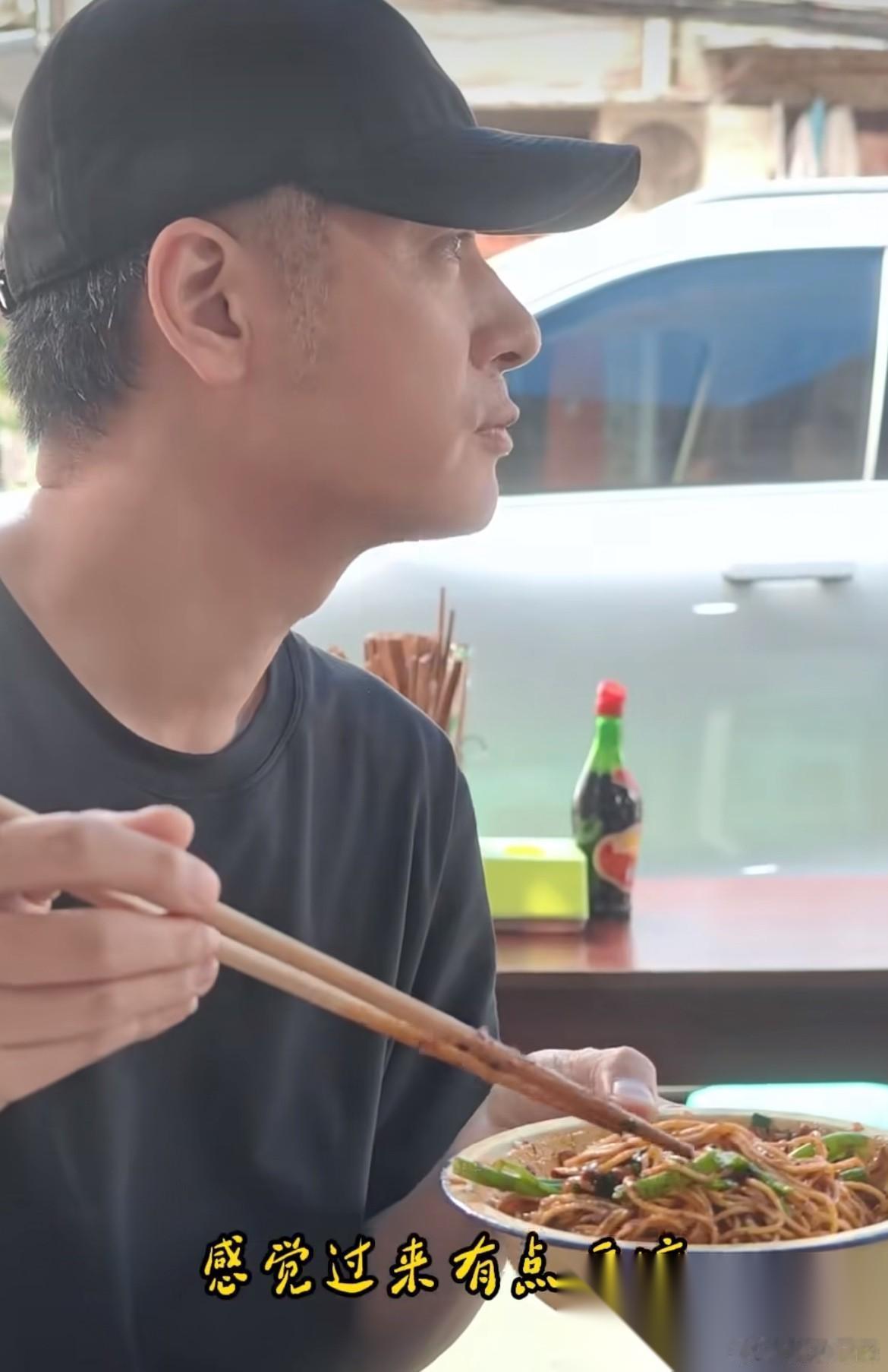 孙骁骁为什么选择任重 看他们一起在外面吃面这段就能看出来了 给足了女方面子又接地