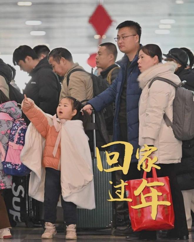 我邻居的儿子，28岁，工作3年，今年突然说不回家过年了。
他爸妈一下子慌了。
打