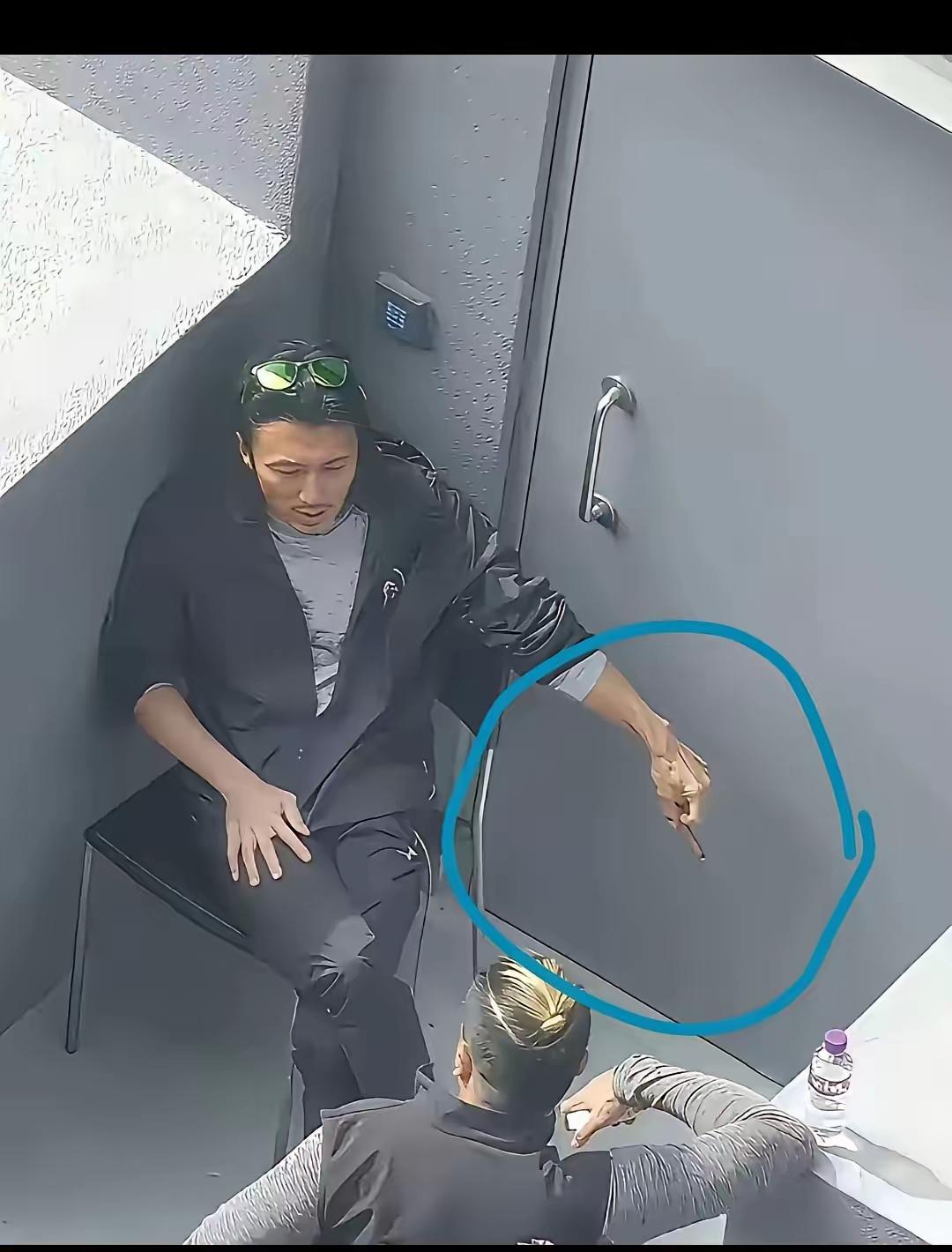 谢霆锋抽雪茄

2026年3月上海F1谢霆锋在休息区抽雪茄被拍到，他穿黑色冲锋衣