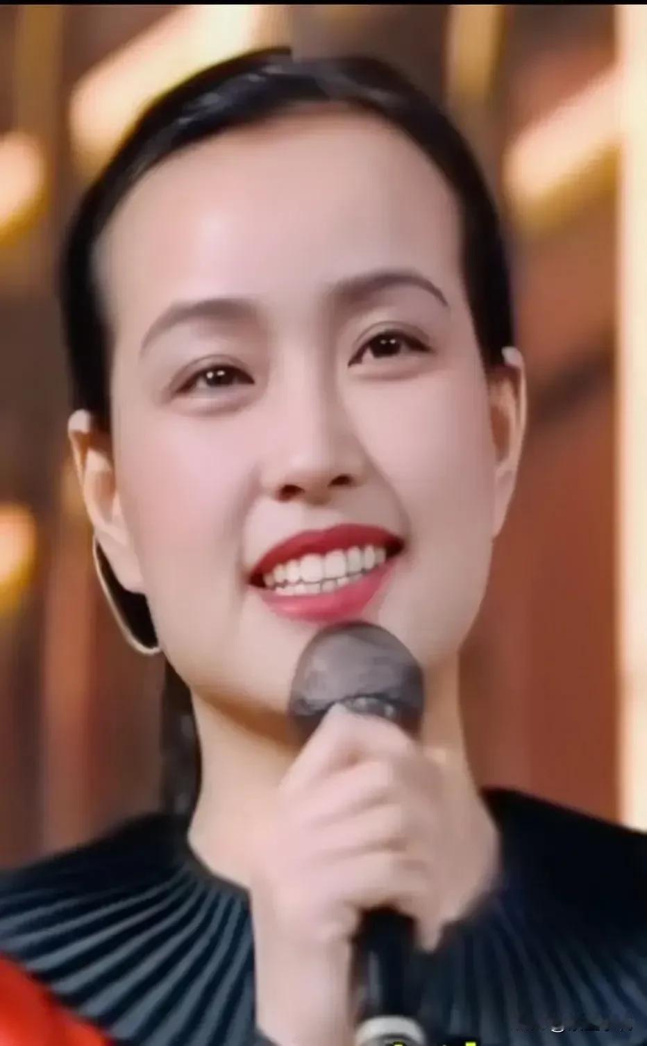 年轻时的刘晓庆虽然不惊艳，但贵在清新自然。
她演技出众、直率亲和、敢爱敢恨，如此