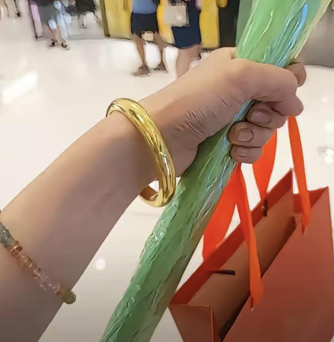 上周陪我妈去杭州城西一家打金店改手镯，她带了根50.2克的老金条。店里说“正常损