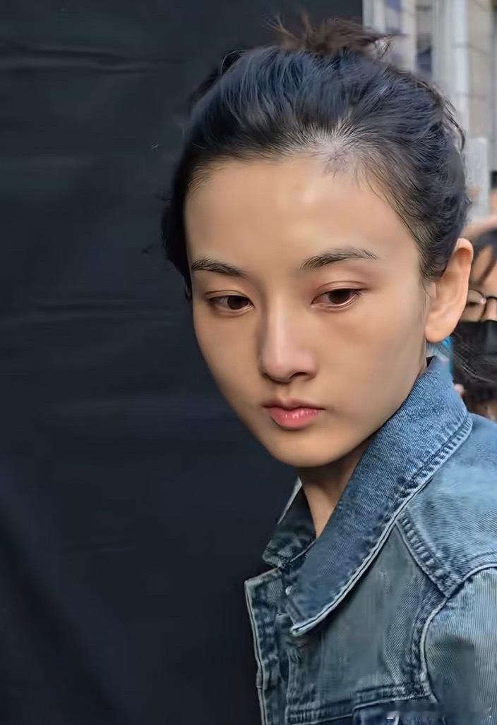 好真实的女明星，纯素颜就出门了，头发乱扎一通 