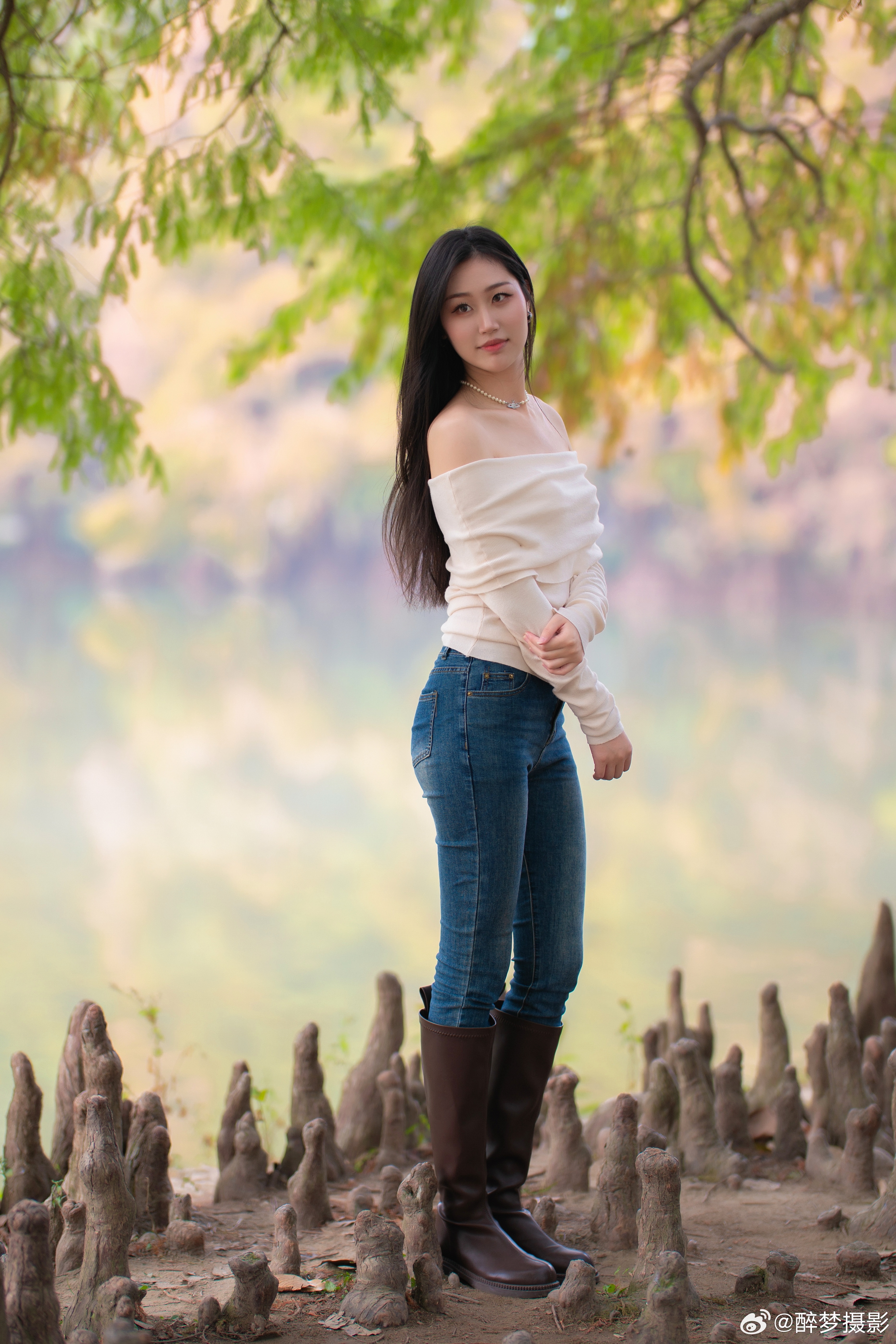 谁说植物园只能拍小清新？高妹一出场，树都成了陪衬，腿长才是C 位。出镜：高妹地方