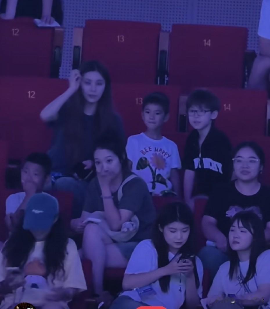 奚美丽带着凉皮和二宝在现场看比赛。
乒超第二阶段的比赛在雄安，奚美丽也带着俩孩子