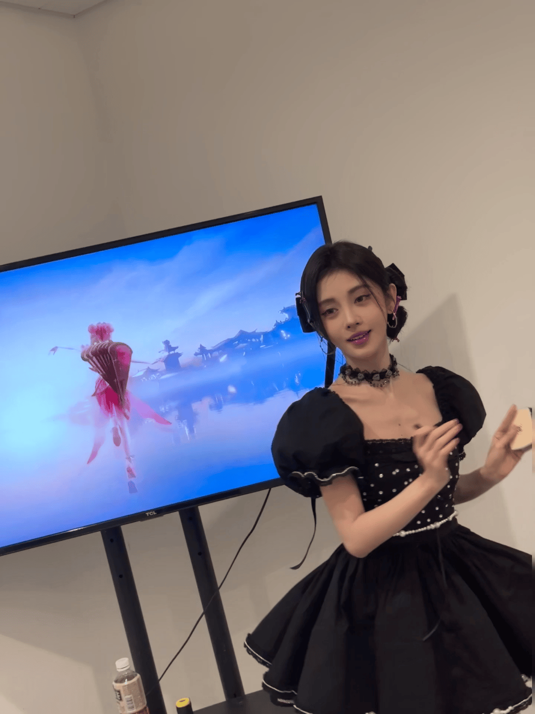 #鞠婧祎工作片段# 她身穿千金风look亮相，举手投足间流露出无与伦比的魅力。她
