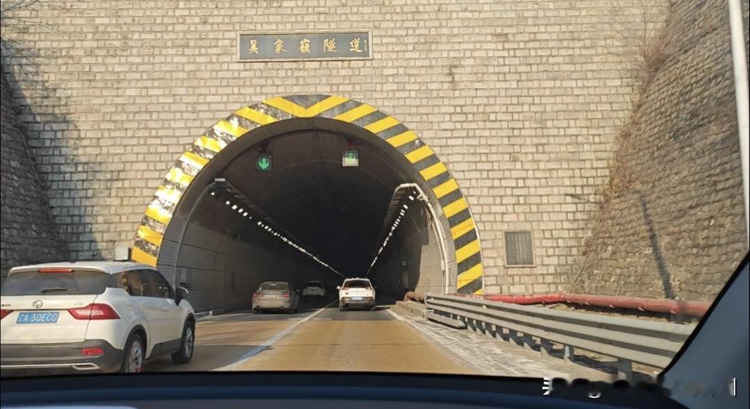 俄国作家契科夫写过一篇《小公务员之死》。其实在我们的现实生活里，小公务员的死并不