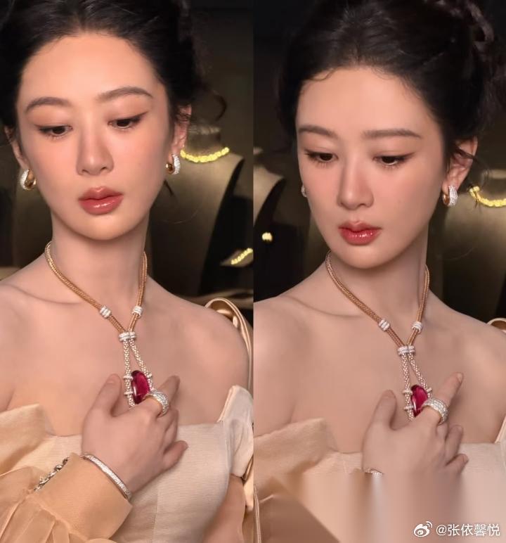 真的被杨紫美哭了， 你们有没有发现， 杨紫这个脖子就适合这样的珠宝，她真的超适合