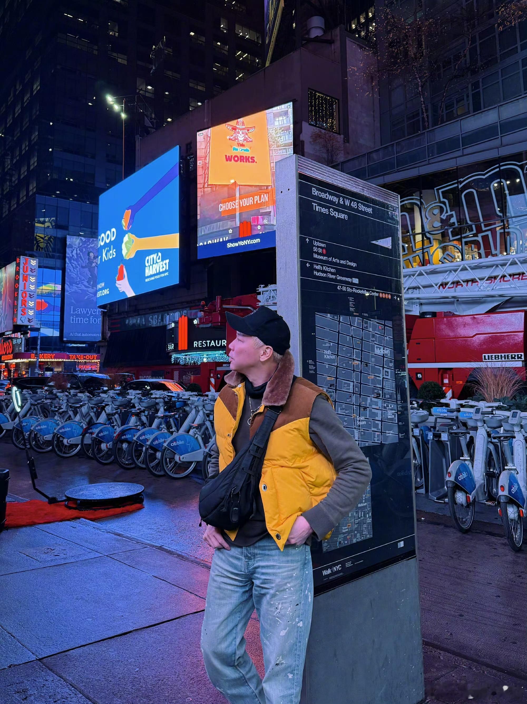 陶喆穿成了美式热狗 这小黄马甲和热狗的适配度直接拉满，街头干饭的样子谁看了不说一