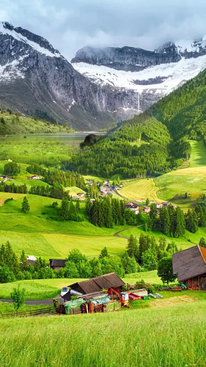 下联：地大物博岁月长。

（题图来自网络）