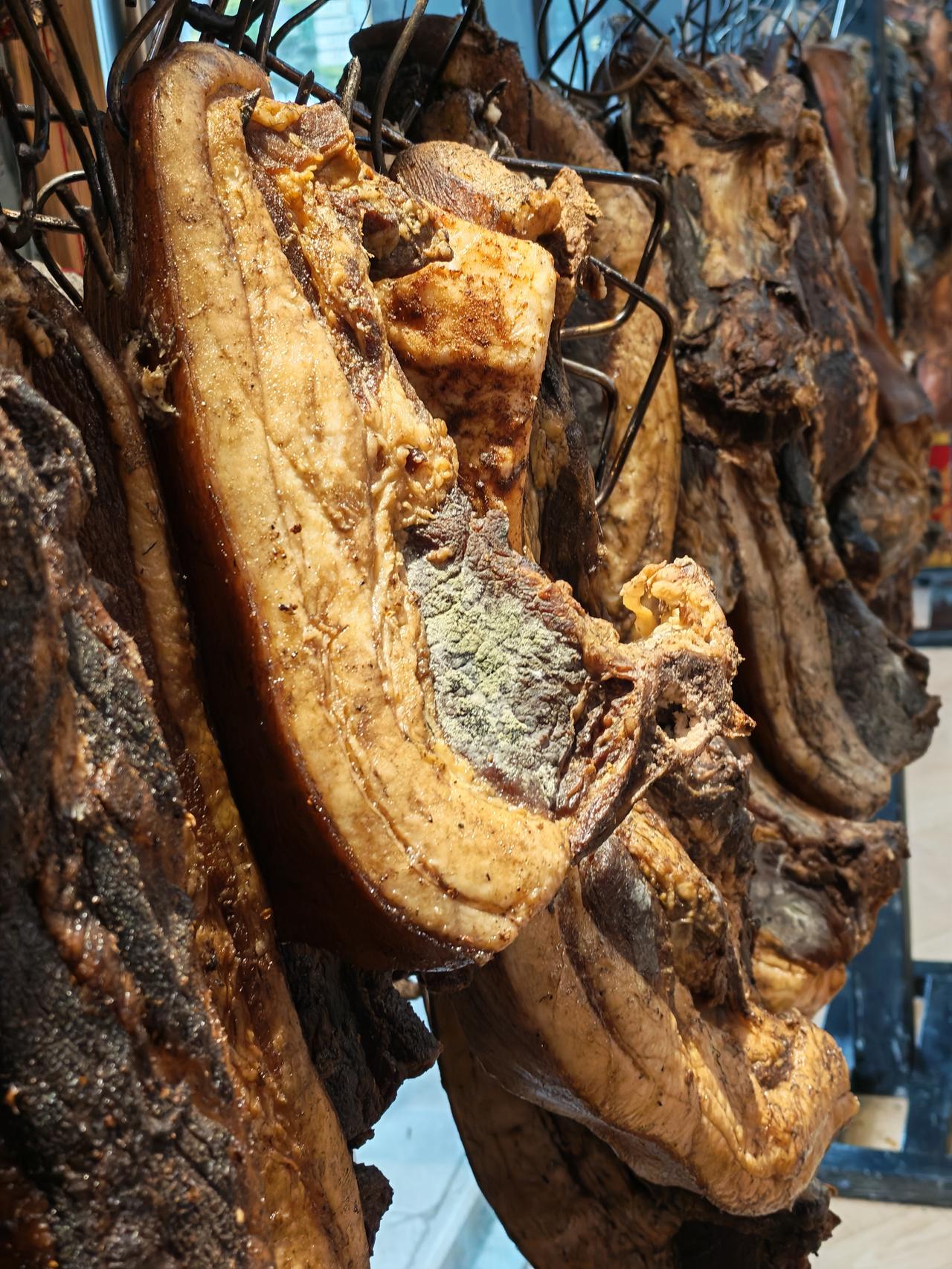 正在风干的腊肉长绿毛了，还能吃吗？太可惜了！