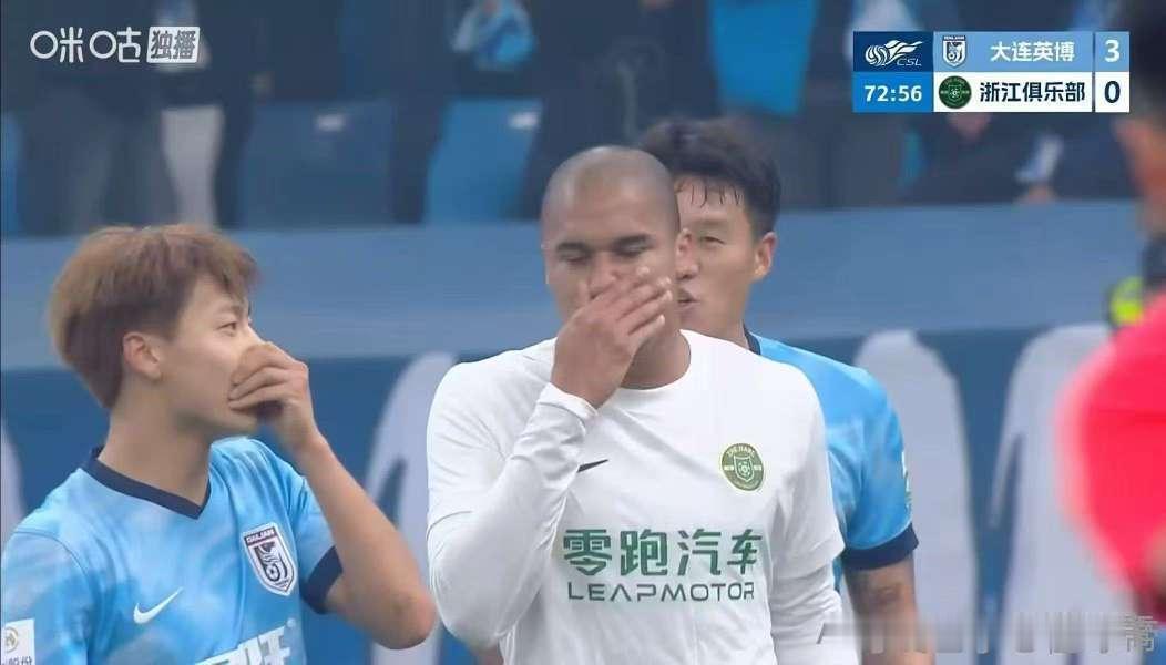 中超名场面：捂嘴交流！
李镇全因为骂人被罚之后，大连英博和浙江的比赛，也出现了几