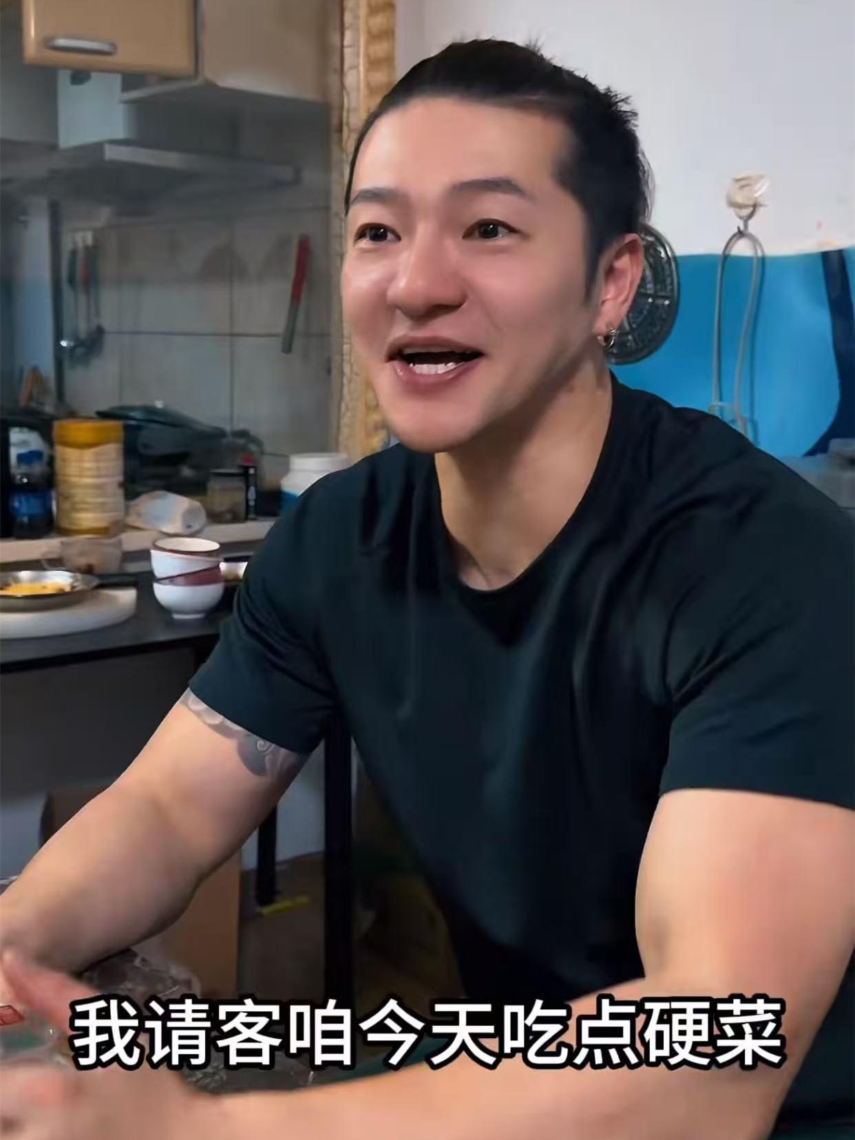 谢金请客吃饭，一言不合要掀桌子！德云社谢金发布了一段与请客吃饭有关的演绎。视频中