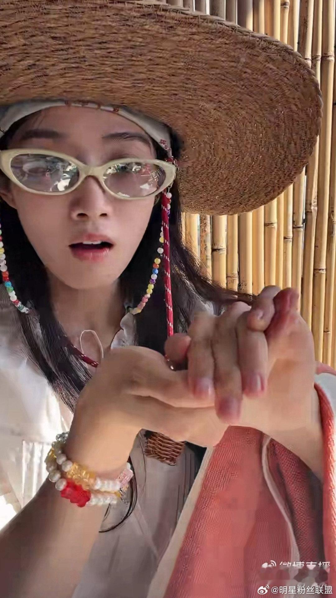 卢昱晓徒手抓苍蝇 直播名场面这不就有了！卢昱晓秒变硬核捕蝇选手，小手一合差点拿下