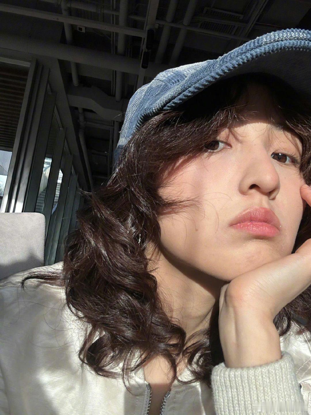 张子枫比耶张子枫比耶自拍 张子枫比耶自拍，在沙发上慵懒的样子，都让人觉得她好真实