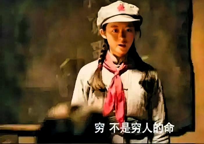 全网给黄杨钿甜定的罪，是炫富。说她戴230万耳环，坑了公务员老爸。

官方最后出