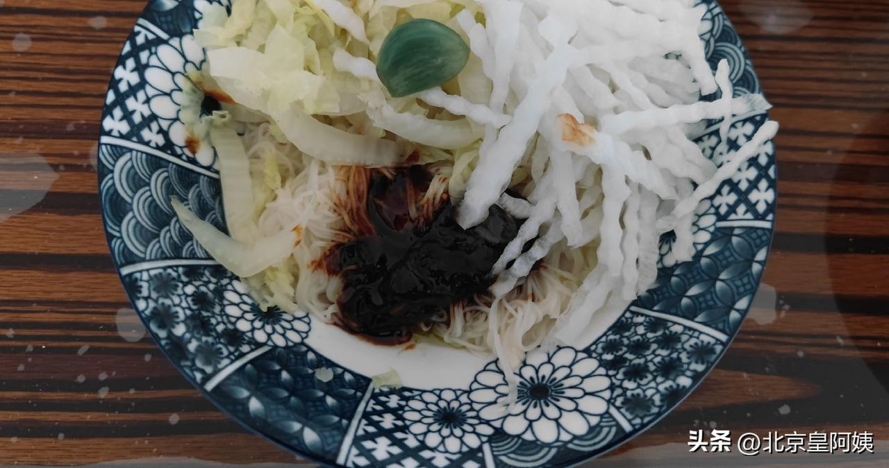 老伴就好这口儿

今儿个就我跟老伴俩人。他说馋炸酱面了，老北京人嘛，就好这口儿。