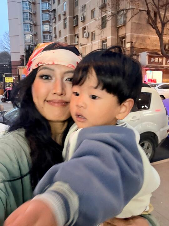 下楼遛娃，被路过的小学生夸姐姐真漂亮