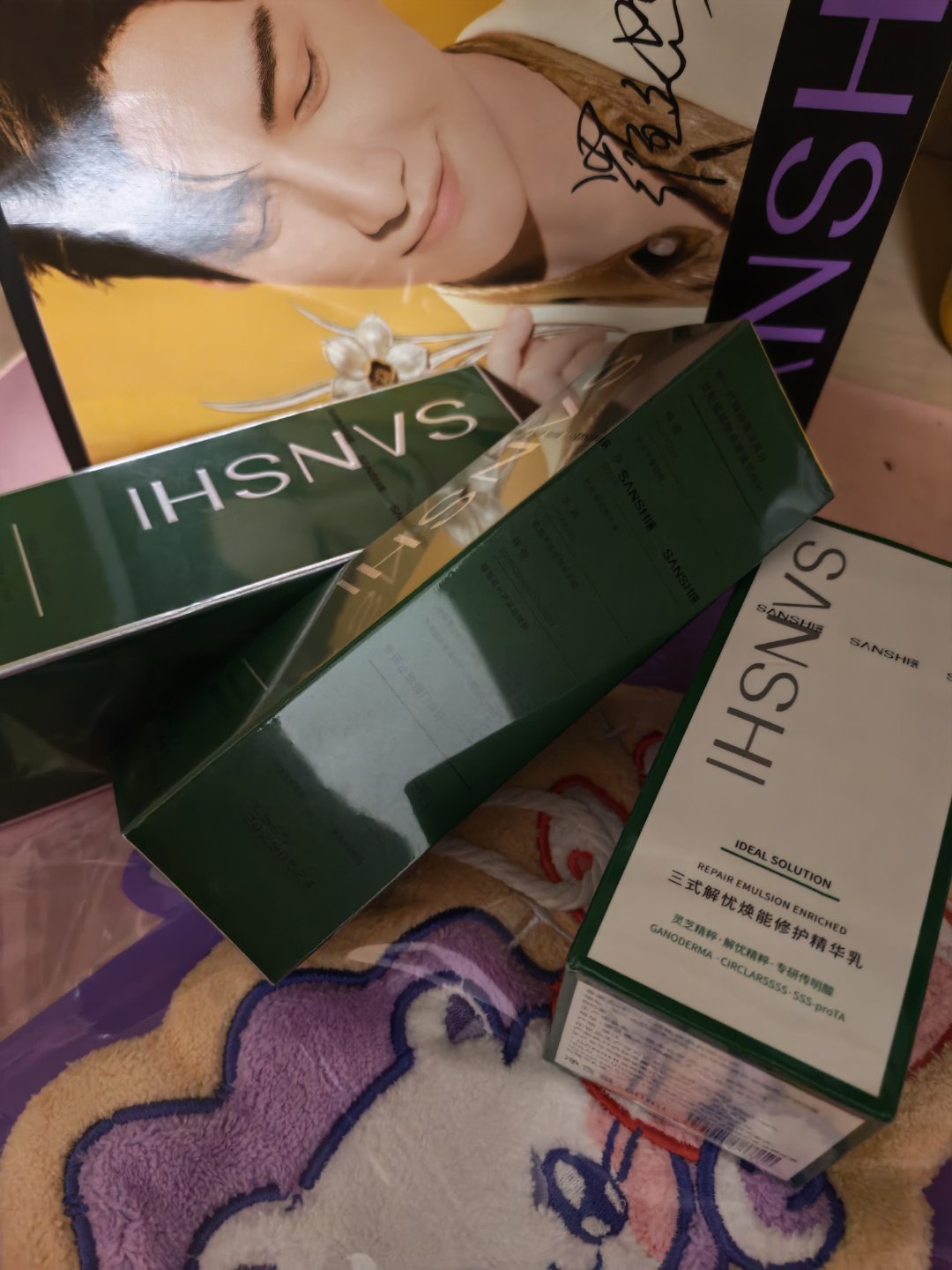 收到了第一反应就是  卧槽好大一个箱子～拆来一看是惊喜吖！周边好喜欢罗云熙三式首