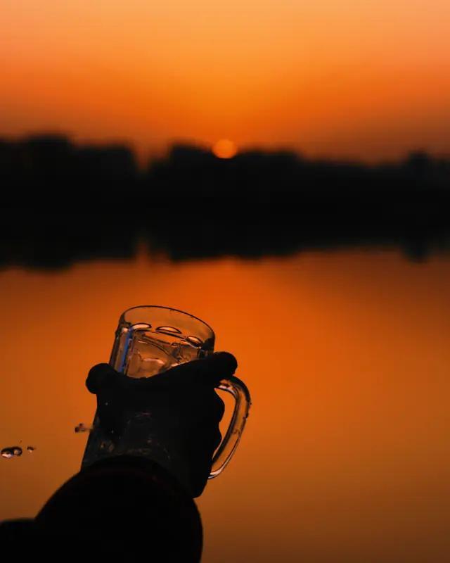 偷酌黄昏一壶酒，醉染晚霞凉透秋。
岁月不知何处隐，悄添银丝上白头。

偷尽黄昏一