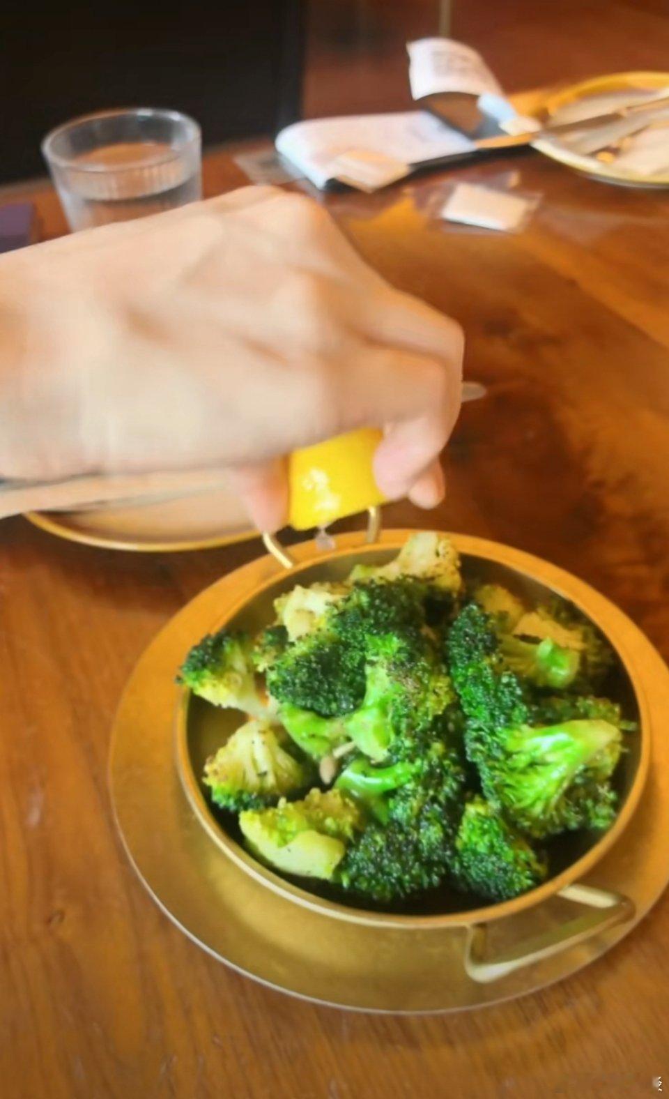 蒋欣吃太多被经纪人看管了蒋欣被看管成食草动物了，只能吃绿的，烤串都是绿的[允悲]