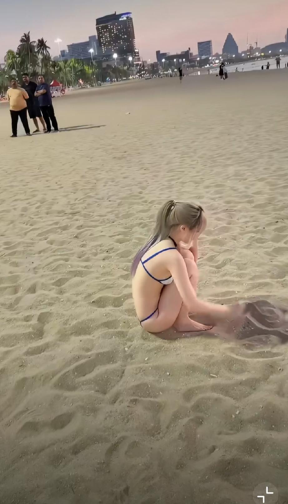 这哥小姑娘完全没有意识到危险就在眼前~不远处3个阿三一直死死盯着自己阿三局势 阿