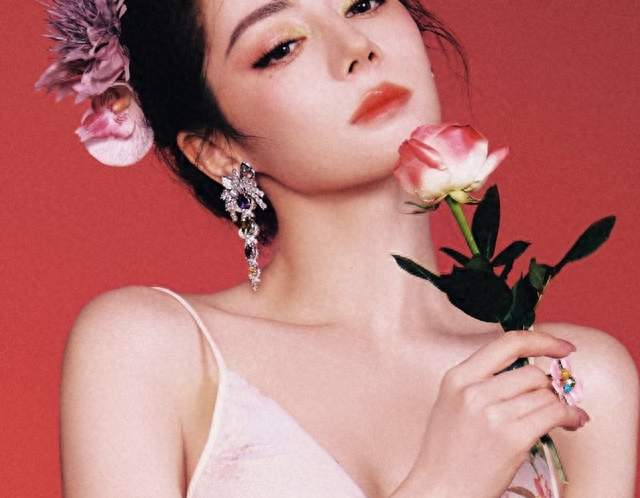 34岁迪丽热巴花朵裙好仙，live生图震撼美貌，还是太权威了