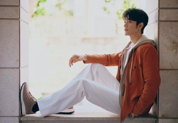 风尚交融的核心在于多元融合，肖战的橘色拼接外套恰好印证这一点，低调色彩中藏着不寻