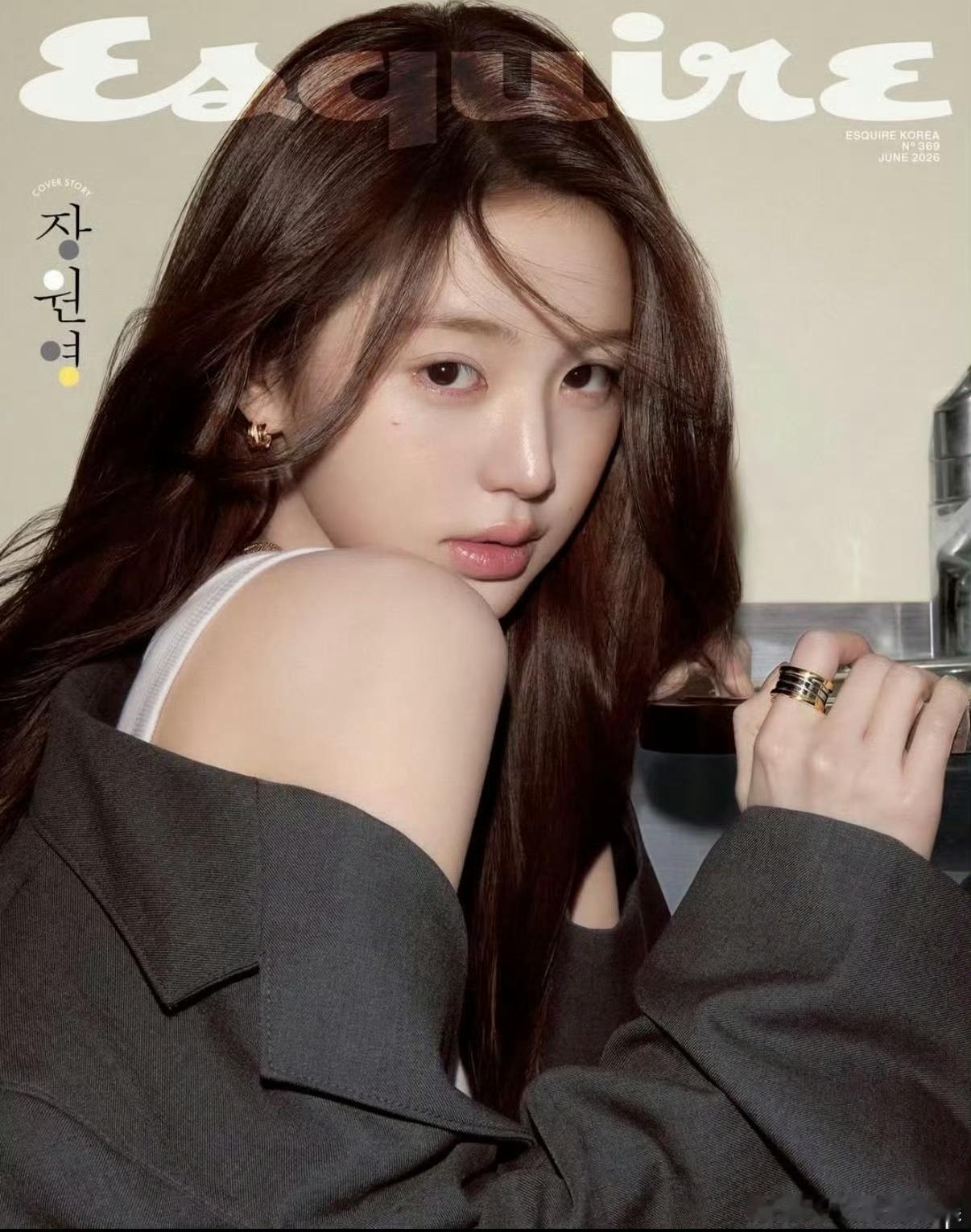 张元英无眼妆封面张元英Esquire 杂志6月封面，一点眼妆没化美成啥了张元英
