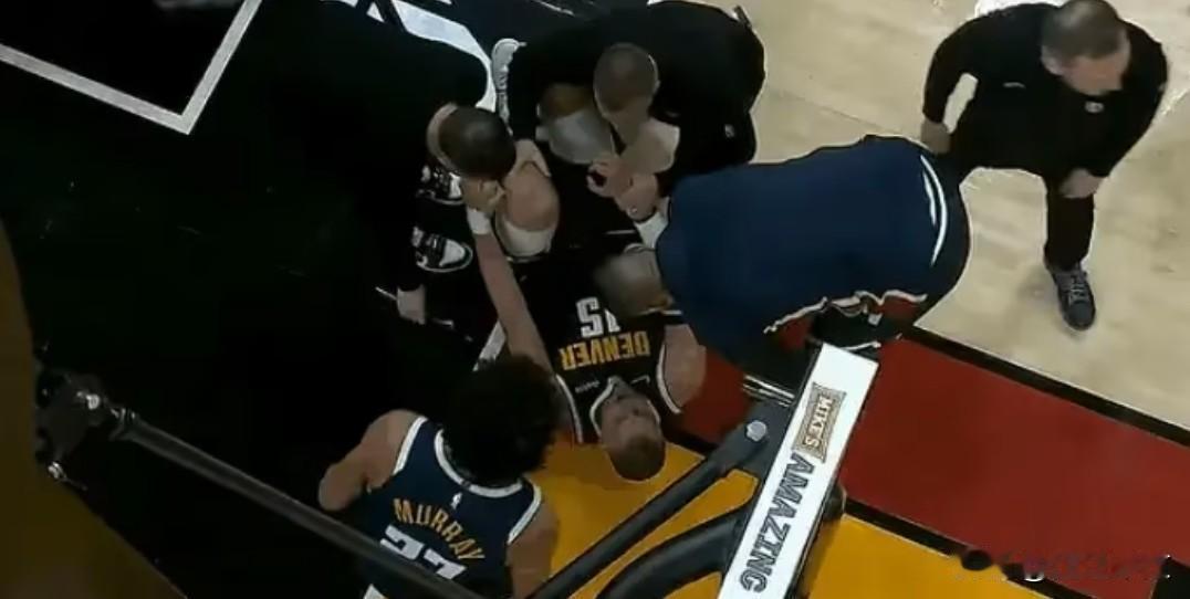 约基奇突发伤病，掘金的天塌了！琼斯踩到约基奇的脚导致膝盖反向关节，直接径直回到更